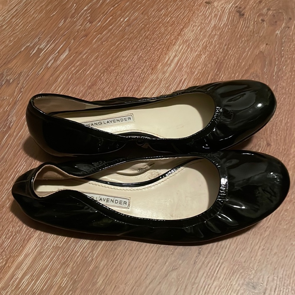 VERA WANG black patent leather flats